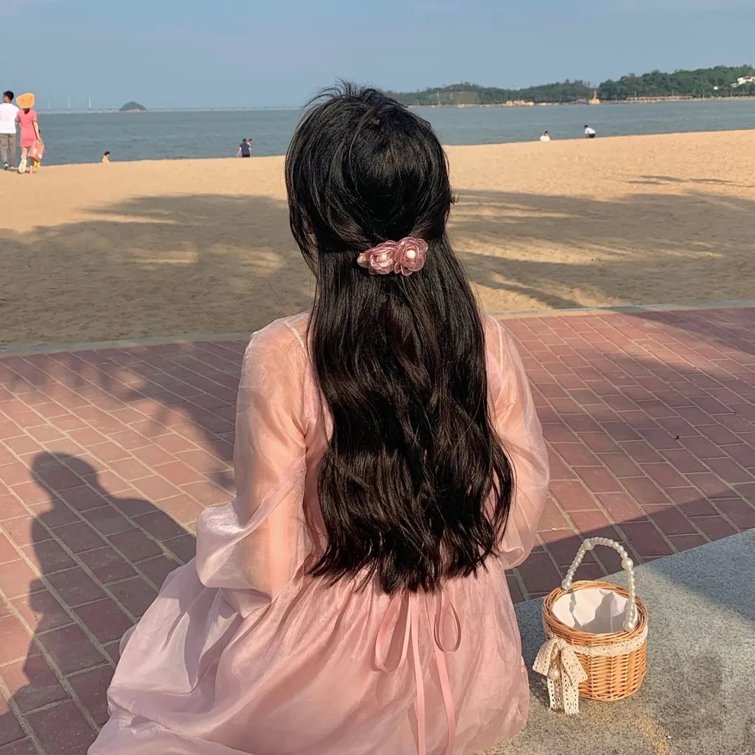 我和闺蜜一起穿进狗血短剧